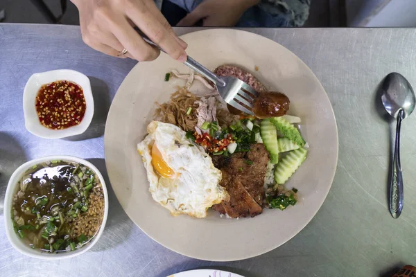 Hadi ama - Vietnam pirinci, turşu ızgara domuz pirzolası, salatalık yağı, soğan, biber, sarımsaklı balık sosu, omlet, Vietnam mutfağı.