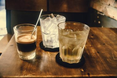 Tahta Masa üzerinde Vietnam sütlü kahve. Vietnam 'da geleneksel sıcak içecekler. Yakın plan Vietnam Drip kahvesi ve buzlu kahve, sütlü buzlu kahve..