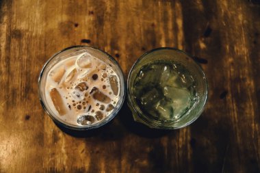 Tahta Masa üzerinde Vietnam sütlü kahve. Vietnam 'da geleneksel sıcak içecekler. Yakın plan Vietnam Drip kahvesi ve buzlu kahve, sütlü buzlu kahve..