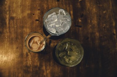 Tahta Masa üzerinde Vietnam sütlü kahve. Vietnam 'da geleneksel sıcak içecekler. Yakın plan Vietnam Drip kahvesi ve buzlu kahve, sütlü buzlu kahve..