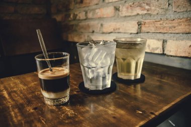 Tahta Masa üzerinde Vietnam sütlü kahve. Vietnam 'da geleneksel sıcak içecekler. Yakın plan Vietnam Drip kahvesi ve buzlu kahve, sütlü buzlu kahve..