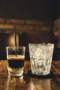 Tahta Masa üzerinde Vietnam sütlü kahve. Vietnam 'da geleneksel sıcak içecekler. Yakın plan Vietnam Drip kahvesi ve buzlu kahve, sütlü buzlu kahve..