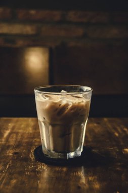 Tahta Masa üzerinde Vietnam sütlü kahve. Vietnam 'da geleneksel sıcak içecekler. Yakın plan Vietnam Drip kahvesi ve buzlu kahve, sütlü buzlu kahve..