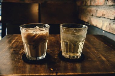 Tahta Masa üzerinde Vietnam sütlü kahve. Vietnam 'da geleneksel sıcak içecekler. Yakın plan Vietnam Drip kahvesi ve buzlu kahve, sütlü buzlu kahve..