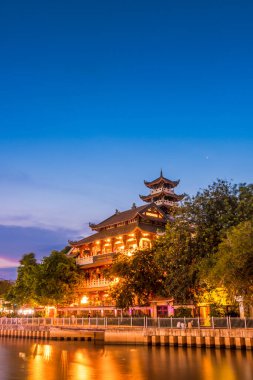 Ho Chi Minh Şehri, Vietnam - 14 Mayıs 2020: Gece Ho Chi Minh Şehri, Vietnam 'da Nhieu Loc Kanalı (Saigon Nehri) boyunca Phap Hoa Pagoda' nın gece sahnesi