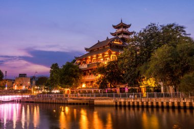 Ho Chi Minh Şehri, Vietnam - 14 Mayıs 2020: Gece Ho Chi Minh Şehri, Vietnam 'da Nhieu Loc Kanalı (Saigon Nehri) boyunca Phap Hoa Pagoda' nın gece sahnesi
