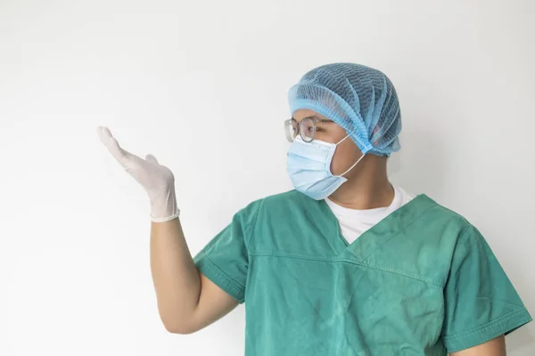 Doctor Joven Profesional Médico Sosteniendo Algo Mano Vacía Aislado Sobre —  Fotos de Stock