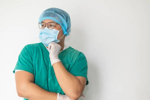Joven Doctor Masculino Doctor Pensante Cara Primer Plano Máscara Médica — Foto de Stock
