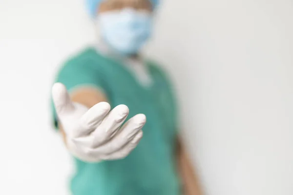 Φιλική Ανδρική Ιατρική Γιατρός Χέρια Κρατώντας Χέρι Του Ασθενούς Για — Φωτογραφία Αρχείου