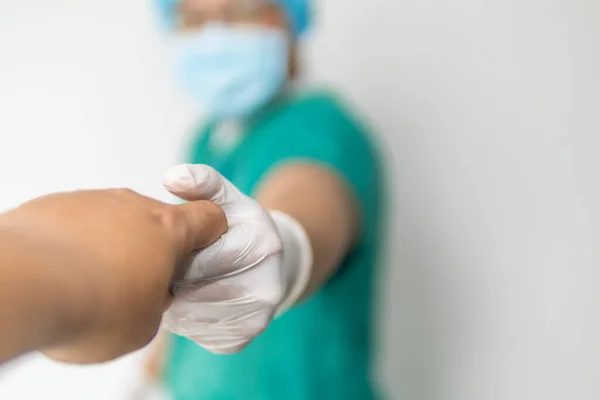 Φιλική Ανδρική Ιατρική Γιατρός Χέρια Κρατώντας Χέρι Του Ασθενούς Για — Φωτογραφία Αρχείου
