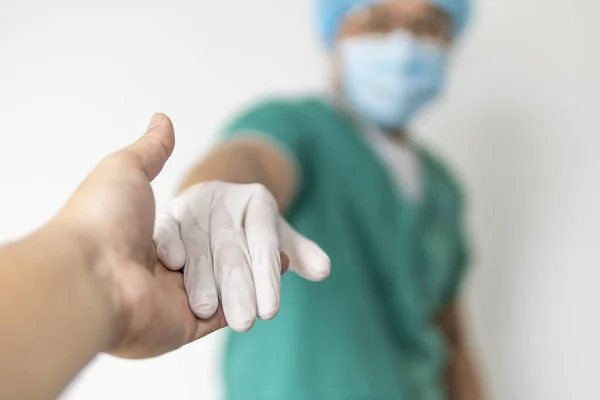 Přátelský Lékař Mužské Medicíny Ruce Držící Pacienta Ruku Pro Povzbuzení — Stock fotografie