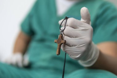 Hastanede dua etmekten yorgun düşmüş bir doktor. Hastalığa karşı savaş, virüsler. Bir doktor, bir hastalığı ve salgını tedavi etmeyi düşünen bir hemşire. Ameliyattan sonra cerrah. Coronavirus, covid-19 konsepti