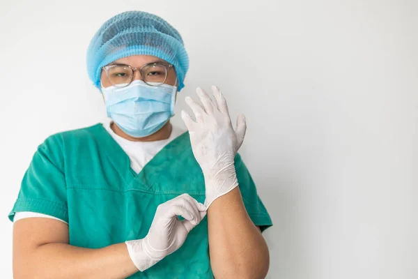 의사는 장갑을 의료용 마스크를 공들인 코로나 바이러스 — 스톡 사진