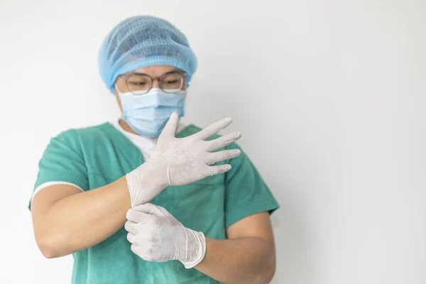 의사는 장갑을 의료용 마스크를 공들인 코로나 바이러스 — 스톡 사진