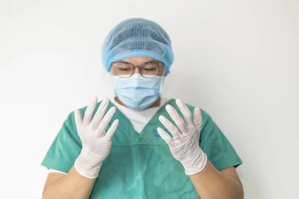 Doktor Nasazuje Rukavice Nosí Masku Medical Covid Corona Virus Koncept — Stock fotografie