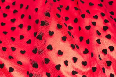 Sevgililer günün kutlu olsun, siyah kalp şekli ya da kırmızı ipeksi arka plandaki desen..