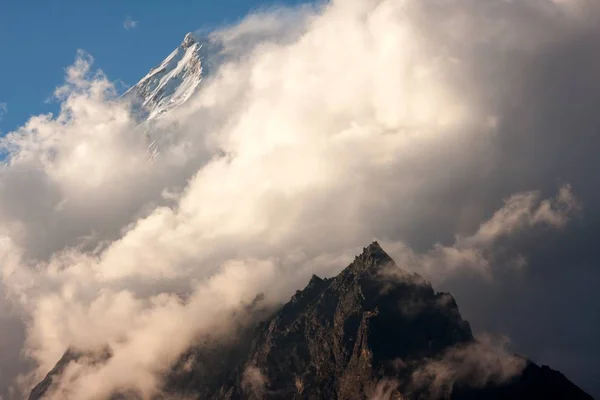 Chmury nad Langtang Lirung szczyt — Zdjęcie stockowe