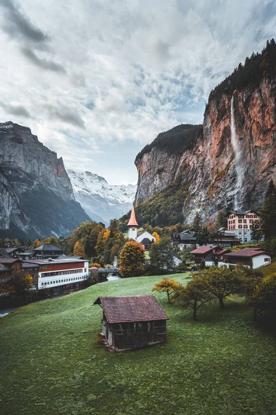 Ünlü kilise ve Staubbach şelalesi, Lauterbrunnen, İsviçre ve Avrupa ile inanılmaz bir turistik dağ köyü.