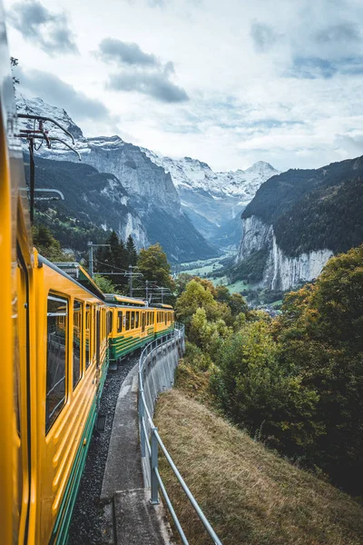 Ünlü Jungfrau Bahn Treninin penceresinden Lauterbrunnen Vadisi manzarası, Wengen, İsviçre