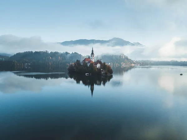 Slovenya Gölü 'nün havadan çekilmiş görüntüsü. Küçük hac kilisesi olan güzel bir dağ gölü. Slovenya 'nın en ünlü gölü ve adası arka planda Maria ve Bled Castle' ın Hacı Kilisesi ile kan gölüne döndü