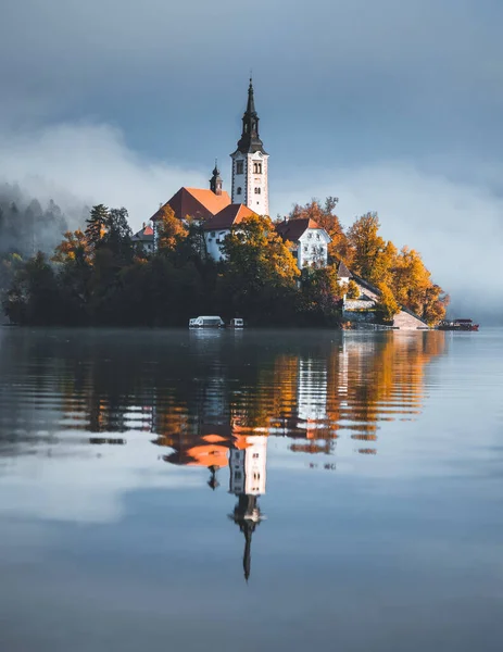 Brouillard Sur Eau Lac Bled Face Église Sur Une Petite — Photo