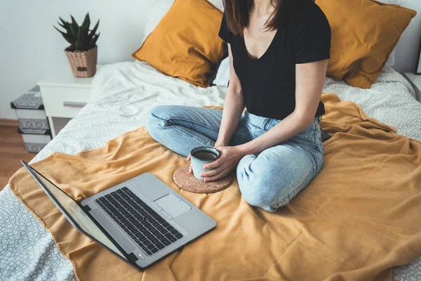 Mujer Joven Relajante Beber Taza Café Caliente Con Computadora Portátil — Foto de Stock