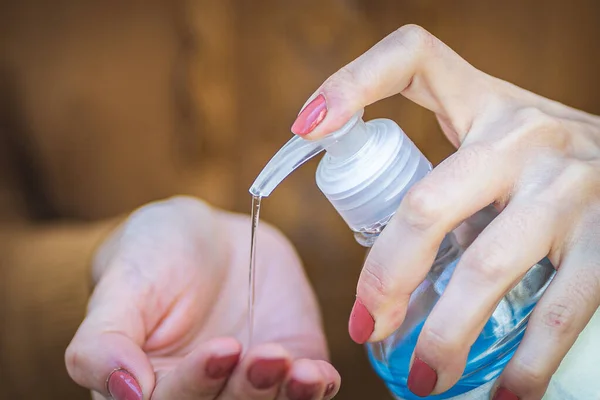 Coronavirus salgını sırasında el dezenfektanı jel pompası ile kadın ellerini kapat. Coronavirüs bulaşmasın diye el dezenfektanı ile el yıkamak. Dezenfeksiyon kavramı.