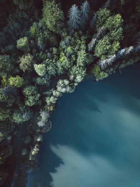 Romanya 'nın Transilvanya kentindeki Sfanta Ana Gölü' nde güneşli bir yaz gününde mavi göller ve yeşil ormanların hava manzarası. Drone fotoğrafçılığı