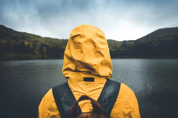 활동을 사람들 비오는 날씨를 즐기고 등산객의 옥외에서의 노란색 비옷을 등산객 — 스톡 사진