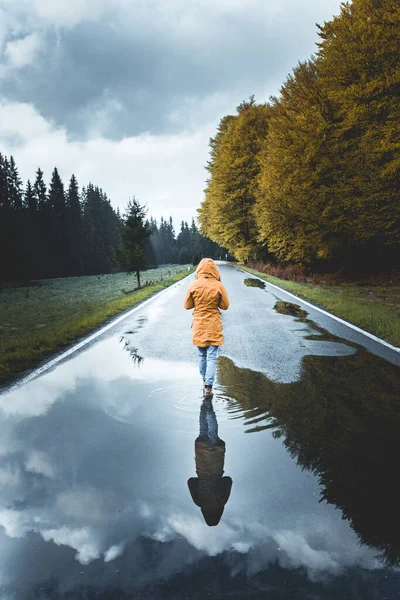 Walking Alone Concept Rear View Woman Hiker Wearing Yellow Jacket — Stock Photo, Image