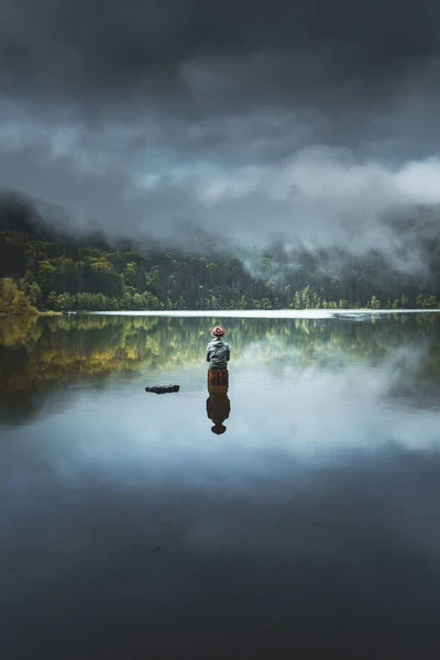 Reflexão Incrível Vista Traseira Homem Rocha Meio Lago Conceito Paisagem — Fotografia de Stock