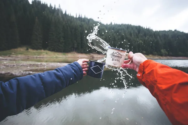 Крупним Планом Людські Руки Розбризкують Чашки Водою Біля Озера — стокове фото