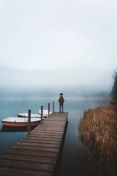 Backpacker Auf Einem Pier Einem Stimmungsvollen Sonnenaufgang Sfanta Ana See — Stockfoto