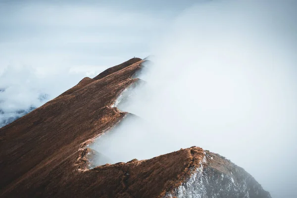 从奥伯纳斯奥伯兰的奥古斯都山楂看穆迪 从奥古斯都的荆棘俯瞰风景 在陡峭的阿尔卑斯山山脊周围笼罩着浓雾 — 图库照片