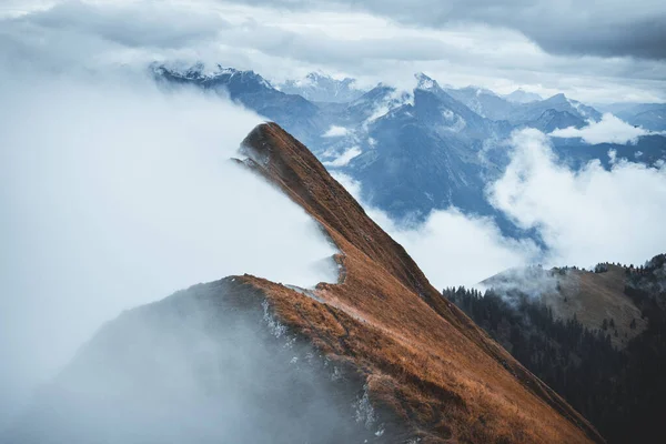 俯瞰瑞士阿尔卑斯山的全景俯瞰着伯纳斯奥伯特兰 环绕着奥古斯都山楂山脊的令人心酸的风景 — 图库照片
