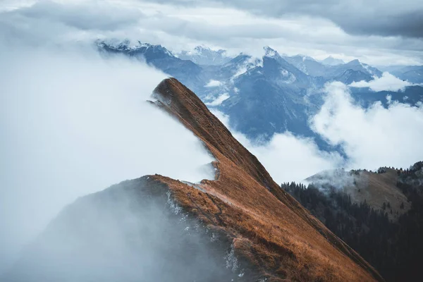 Bernese Oberland 'e tepeden bakan İsviçre Alpleri üzerinde bir panorama. Augstmatthorn 'dan, Emmental Alpleri' nden gelen sisli tepeler ile karamsar bir manzara.