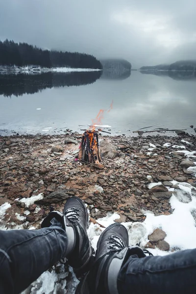 Göl Kenarında Firiza Maramures Romanya Kamp Ateşinin Etrafında Oturan Yürüyüş — Stok fotoğraf