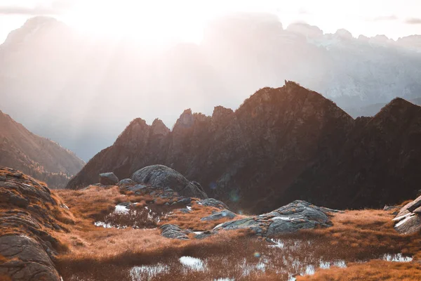 阳光穿过高山 闪烁着光芒的山峰和石头 意大利特伦蒂诺Val Nambrone美丽的风景 — 图库照片