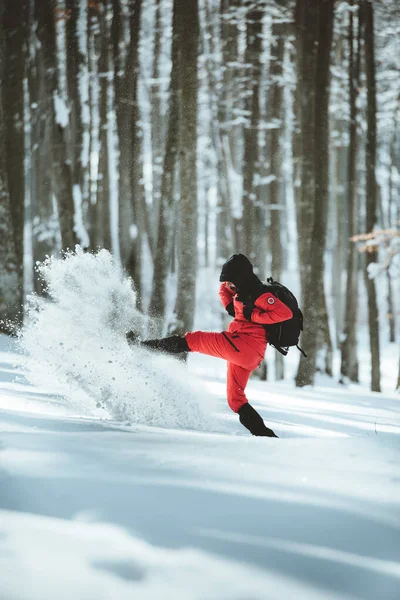 Caminhante Terno Esqui Vermelho Salpicando Neve Fresca Perto Floresta — Fotografia de Stock