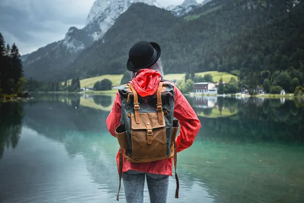 Kvinnlig Backpacker Tittar Berget Vid Sjön Koppla Tid Semester Koncept — Stockfoto