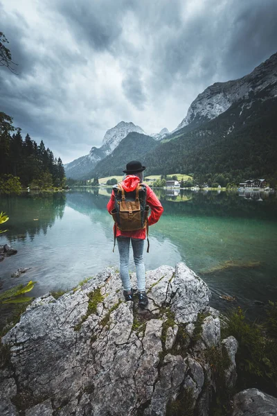 Mensch Und Natur Touristin Genießt Morgenblick Vom Ufer Aus Blickt — Stockfoto