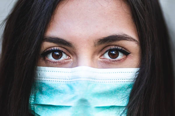 Acercamiento Retrato Una Mujer Joven Con Una Máscara Quirúrgica Protectora — Foto de Stock