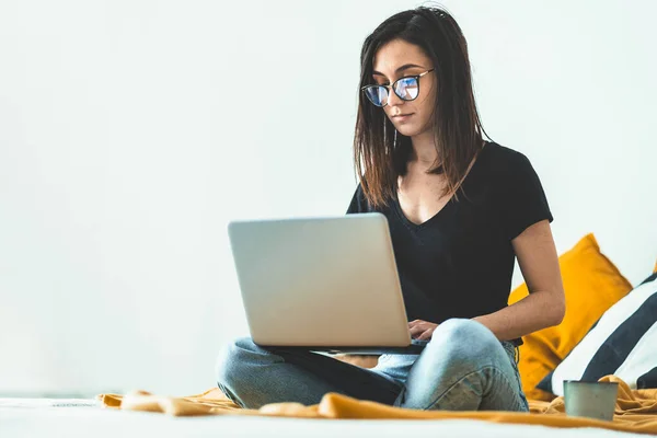 Atractiva Joven Mujer Con Gafas Para Los Ojos Trabajando Desde — Foto de Stock