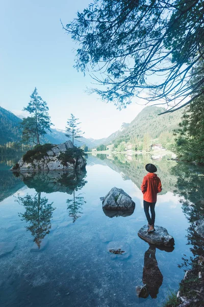 Caminhante Usando Chapéu Uma Jaqueta Laranja Olhando Para Vista Montanha — Fotografia de Stock