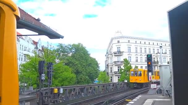 Berlin Bann Gult Tåg Öppen Plattform Öppna Stationen — Stockvideo