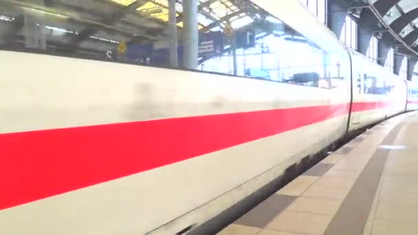 Vysokorychlostní Vlak Rychle Projíždí Nástupištěm Zpět Pohled Berlín Německo — Stock video
