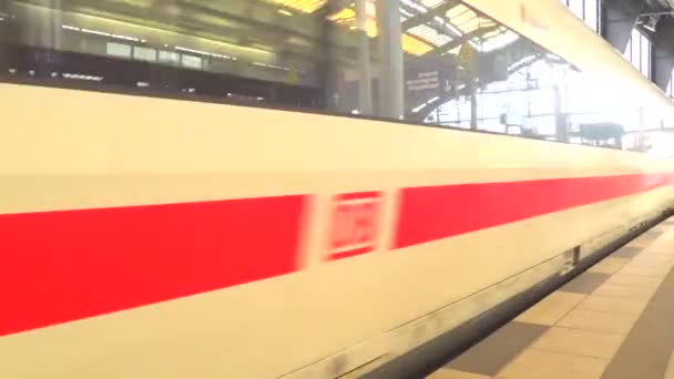 Vysokorychlostní Vlak Rychle Projíždí Nástupištěm Pohled Zepředu Berlín Německo — Stock video