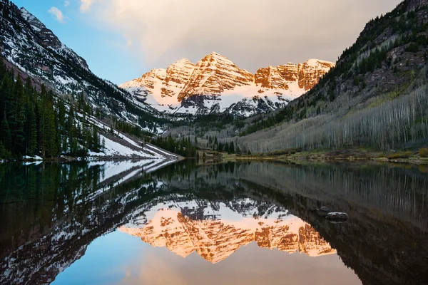 Maroon Bells at sunrise — Stock Photo, Image