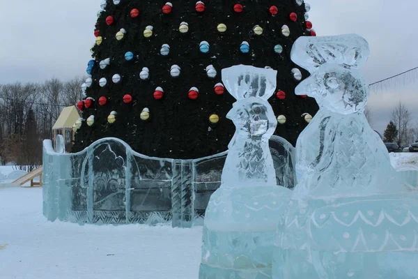 Winter Town Rides Ice Figures — Stock Photo, Image