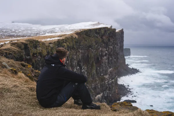 Latrabjarg útesy na severu Islandu s mužem sleduje — Stock fotografie